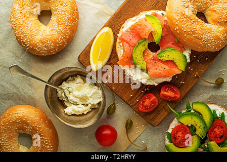 Bagel Sandwich mit Avocado lachs Frischkäse. Gesundes Essen. Stockfoto