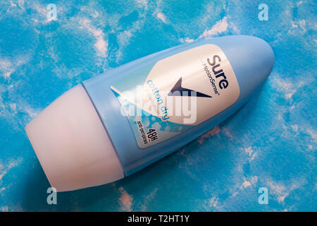 Sicher MotionSense anti-perspirant Baumwolle trocken 0% Alkohol für Frauen auf blau gemusterten Hintergrund Stockfoto