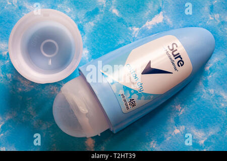 Sicher MotionSense anti-perspirant Baumwolle trocken 0% Alkohol für Frauen mit Deckel auf blau gemusterten Hintergrund entfernt Stockfoto