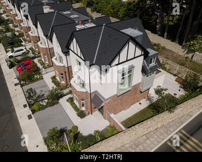 Mock Tudor Wohnungen von Drone geschossen und zeigt das gesamte Gehäuse Entwicklung und frontalen Erhebung der Luxus Wohnungen Stockfoto