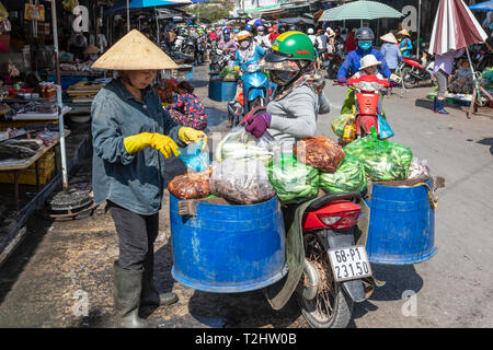 Vietnamesische Frau Verkauf von frischem Fisch aus dem Koffer auf einem Motorrad in Dinh Cau Street Market, Insel Phu Quoc, Vietnam, Asien, Stockfoto