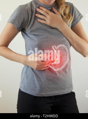 Digital composite der roten Schmerzen im Bauch der Frau hervorgehoben Stockfoto