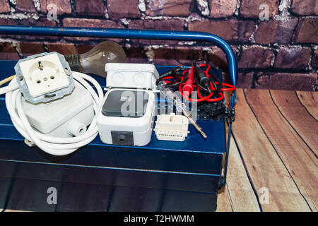 Toolbox mit elektronischem Material und Ausrüstung für die Installation Stockfoto