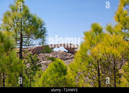 Gran Canaria, Las Cumbres - die höchsten Punkte der Insel, erodiert stone arch La Ventana del Nublo Stockfoto