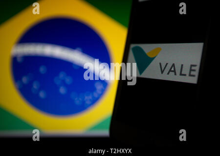 Vale SA, Brasilianische Metalle und Bergbau multinationales Unternehmen und Logistikdienstleister, Logo auf dem Smartphone angezeigt wird, Brasilien Flagge im Hintergrund Stockfoto