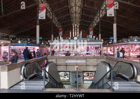 Metzgereien im Erdgeschoss über Fisch Geschäfte im Untergeschoß in der Mercado Central, die zentrale Markthalle in der Stadt Alicante, Spanien Stockfoto