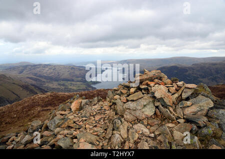 Ullswater Lake aus einem Haufen von Steinen der Gipfel des Wainwright Sheffield Hecht im Nationalpark Lake District, Cumbria, UK. Stockfoto