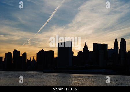 Den Sonnenuntergang über Manhattan, New York, USA.