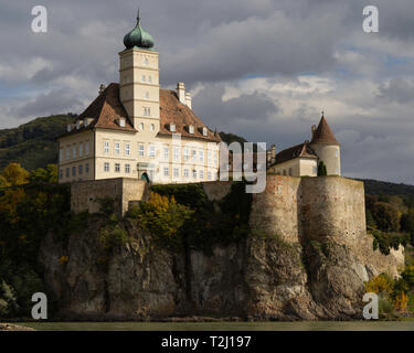 Österreichischen Schloss auf dem Fluss Dunube Stockfoto