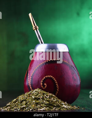 Komposition mit Yerba Mate Cup und Blätter. Stockfoto