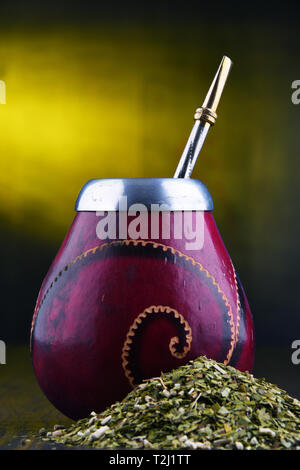 Komposition mit Yerba Mate Cup und Blätter. Stockfoto