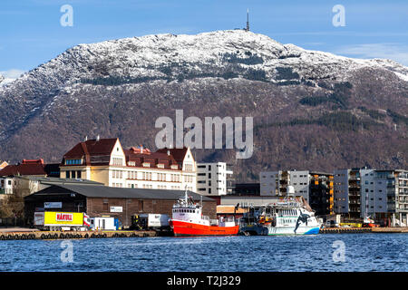 Kleines Frachtschiff Rani, und dem Schutz der Meeresumwelt Schiff Miljodronningen (Miljødronningen) günstig bei Damsgaardsundet, im Hafen von Bergen, Norwegen. U Stockfoto