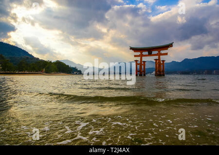 Der Torii-Schrein von Itsukushima, ein schintoistischer Schrein auf der Insel Itsukushima (im Volksmund als Miyajima bekannt), in der Präfektur Hiroshima, Japan Stockfoto