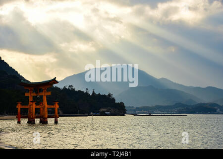 Der Torii-Schrein von Itsukushima, ein schintoistischer Schrein auf der Insel Itsukushima (im Volksmund als Miyajima bekannt), in der Präfektur Hiroshima, Japan Stockfoto