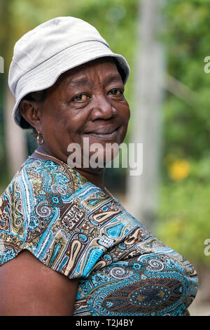 Praslin, Seychellen - Februar 5., 2019: Portrait eines lokalen schwarze Frau im Freien in Praslin, Seychellen. Stockfoto