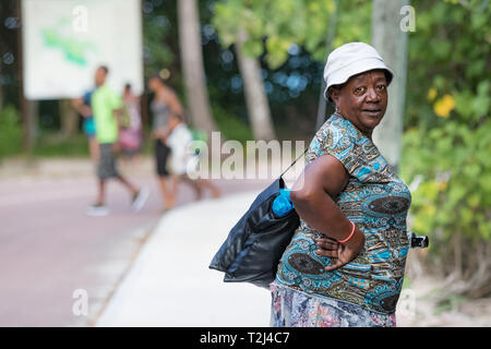 Praslin, Seychellen - Februar 5., 2019: Portrait eines lokalen schwarze Frau im Freien in Praslin, Seychellen. Stockfoto