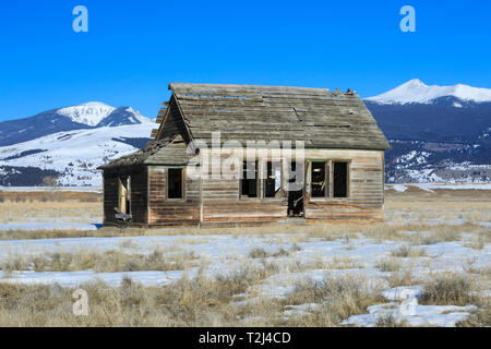 Altes Gehöft Kabine unterhalb der Flint Creek Bereich in der Nähe von Deer Lodge, Montana Stockfoto