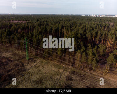 Antenne filmische Aufnahme hoher Spannung metall Post Tower - Während der Goldenen Stunde im Sonnenuntergang Stockfoto