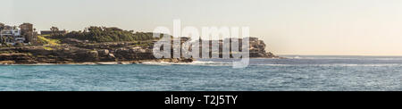 Sydney, Australien - 11. Februar 2019: Panoramabild Bronte Beach, Meer Wasser unter grauer Himmel, von South Cliff gesehen. Stockfoto