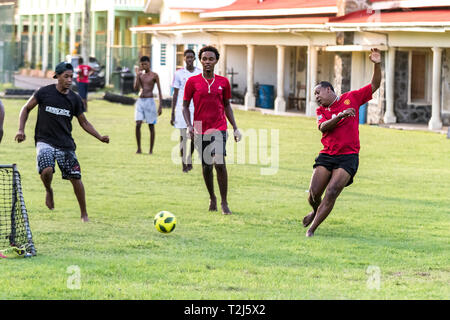 Victoria, Seychellen - Februar 3th, 2019: Junge Männer Fußball spielen Amateur im Freien in Victoria, Seychellen. Stockfoto