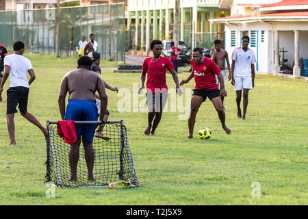 Victoria, Seychellen - Februar 3th, 2019: Junge Männer Fußball spielen Amateur im Freien in Victoria, Seychellen. Stockfoto