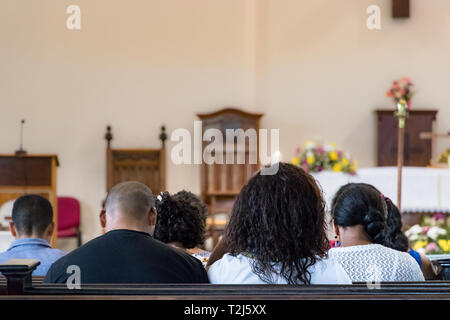 Victoria, Seychellen - Februar 3th, 2019: Personen innerhalb der anglikanischen St. Paul Kathedrale Victoria auf der Insel Mahe, Victoria, Seychellen zu beten. Stockfoto