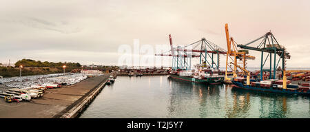 Saint Denis Reunion - Januar 27th, 2019: Panoramablick von Kränen und Cargo Container Schiffe im Hafen von Saint Denis auf der Insel Reunion (Fr Stockfoto