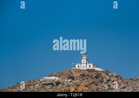 Auf einem Hügel in Santorini steht eine griechische Kirche. Stockfoto