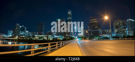 Panoramablick über die Innenstadt von Austin in der Nacht vom Congress Ave Stockfoto