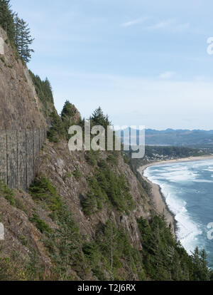 Hochformat von Mountain Highway mit Coast Shoreline auf der rechten Seite Stockfoto