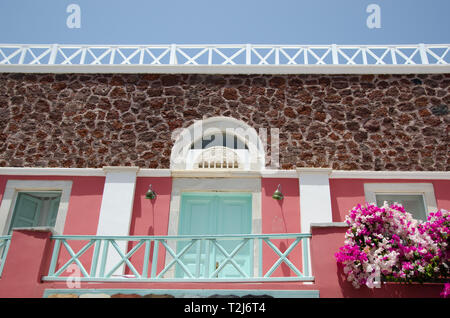 Ein wunderbares pinkfarbenes und blaues Zuhause auf Santorini, Griechenland. Stockfoto