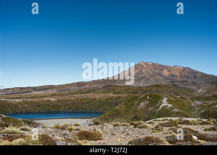 Tongariro National Park, Neuseeland. Ansicht des unteren Tama Lake und Mount Ruapehu Stockfoto