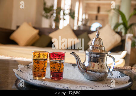 Marokkanischen Tee mit Teekanne und traditionellen Gläser Stockfoto