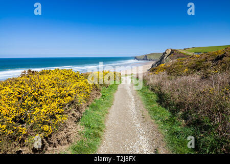 An der Küste mit Blick auf den goldenen Sandstrand von Watergate Bay in der Nähe von Newquay Cornwall England UK Europa Stockfoto