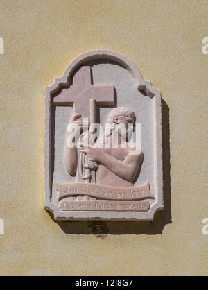 Linderung von Jesus Christus halten ein Kreuz - Gradisca d'Isonzo, Friaul Julisch Venetien, Italien Stockfoto