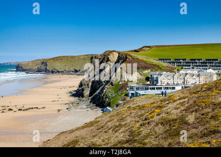 An der Küste mit Blick auf den goldenen Sandstrand von Watergate Bay in der Nähe von Newquay Cornwall England UK Europa Stockfoto