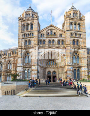 Eintritt Schritte auf der ikonischen Natural History Museum, Waterhouse Gebäude, in der Cromwell Road, South Kensington, London SW7, Besucher auf Schritte Stockfoto