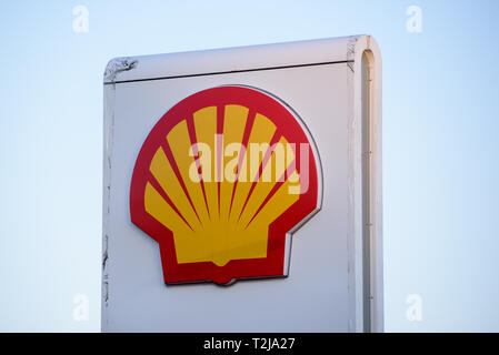 02.04.2019. RIGA, Lettland. Logo von Shell Oil Company auf Gas Station. Shell ist Vereinigten Staaten - gegründete 100%ige Tochtergesellschaft der Royal Dutch Shell. Stockfoto