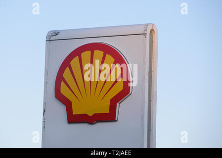 02.04.2019. RIGA, Lettland. Logo von Shell Oil Company auf Gas Station. Shell ist Vereinigten Staaten - gegründete 100%ige Tochtergesellschaft der Royal Dutch Shell. Stockfoto