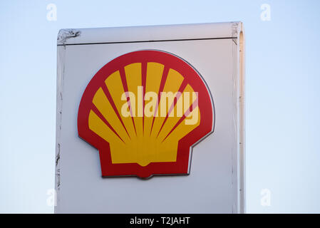 02.04.2019. RIGA, Lettland. Logo von Shell Oil Company auf Gas Station. Shell ist Vereinigten Staaten - gegründete 100%ige Tochtergesellschaft der Royal Dutch Shell. Stockfoto
