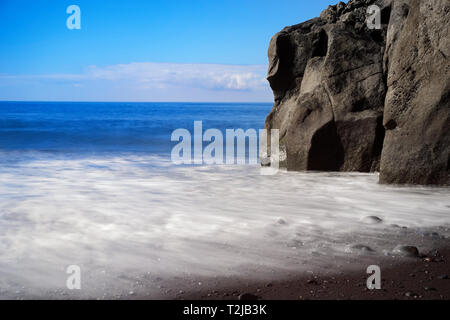 Felsbrocken auf Strand von Praia Formosa - berühmte Öffentliche schwarzer Sandstrand auf der portugiesischen Insel Madeira Stockfoto