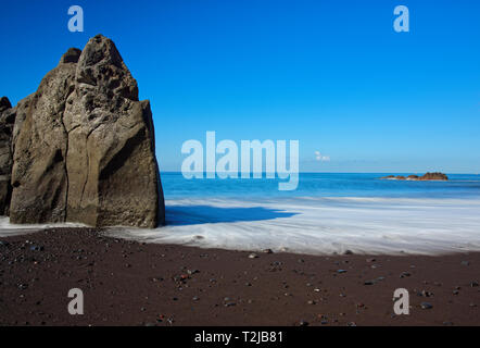 Felsbrocken auf Strand von Praia Formosa - berühmte Öffentliche schwarzer Sandstrand auf der portugiesischen Insel Madeira Stockfoto