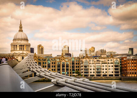 Blick auf die St. Paul's Cathedral bei Sonnenuntergang von der Millennium Bridge im Sommer, London, Großbritannien Stockfoto