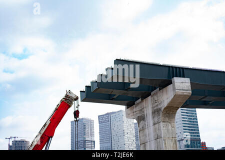 Bau tragende Säule der konkrete Brücke Stockfoto