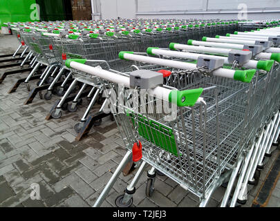 Zeilen von Shopping Carts zu verwenden - in Reihen für die Lagerung in der Nähe von einem Supermarkt oder Hyper Market Stockfoto