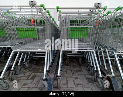 Zeilen von Shopping Carts zu verwenden - in Reihen für die Lagerung in der Nähe von einem Supermarkt oder Hyper Market Stockfoto