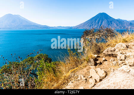 Blick von ariden clifftop Sicht über den Lago Atitlan, Atitlan, Toliman & San Pedro Vulkane im Hochland von Guatemala, Mittelamerika Stockfoto