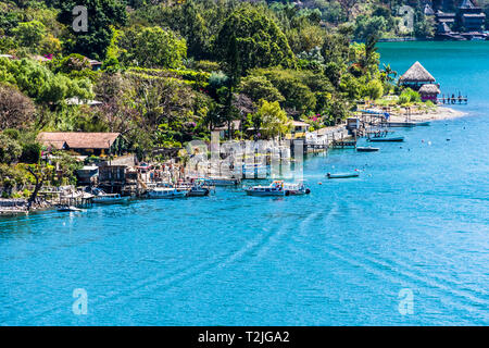 Santa Cruz la Laguna, Atitlan See, Guatemala - Februar 26, 2019: Hohe Aussichtspunkt Blick auf Dock & Boote in Maya Stadt am Ufer des Atitlán-See. Stockfoto