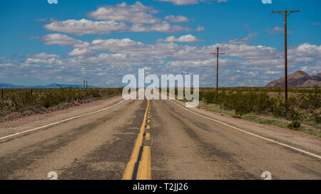 Zwei lane Schwarz top geht auf in die Unendlichkeit, entlang der historischen Route 66 in Amboy Ca. Stockfoto