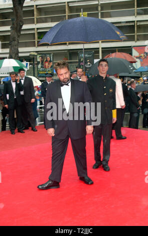 CANNES, Frankreich. Mai 10, 2000: Regisseur Luc Besson - Präsident der Jury, bei der Eröffnung der Nacht Galavorstellung von Vatel beim Filmfestival in Cannes. Bild: Paul Smith/Featureflash Stockfoto